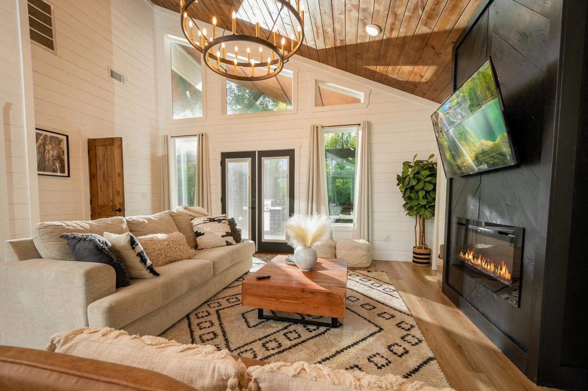 New Farmhouse-Chic Cabin With Hot Tub & Firepit 布罗肯鲍 外观 照片