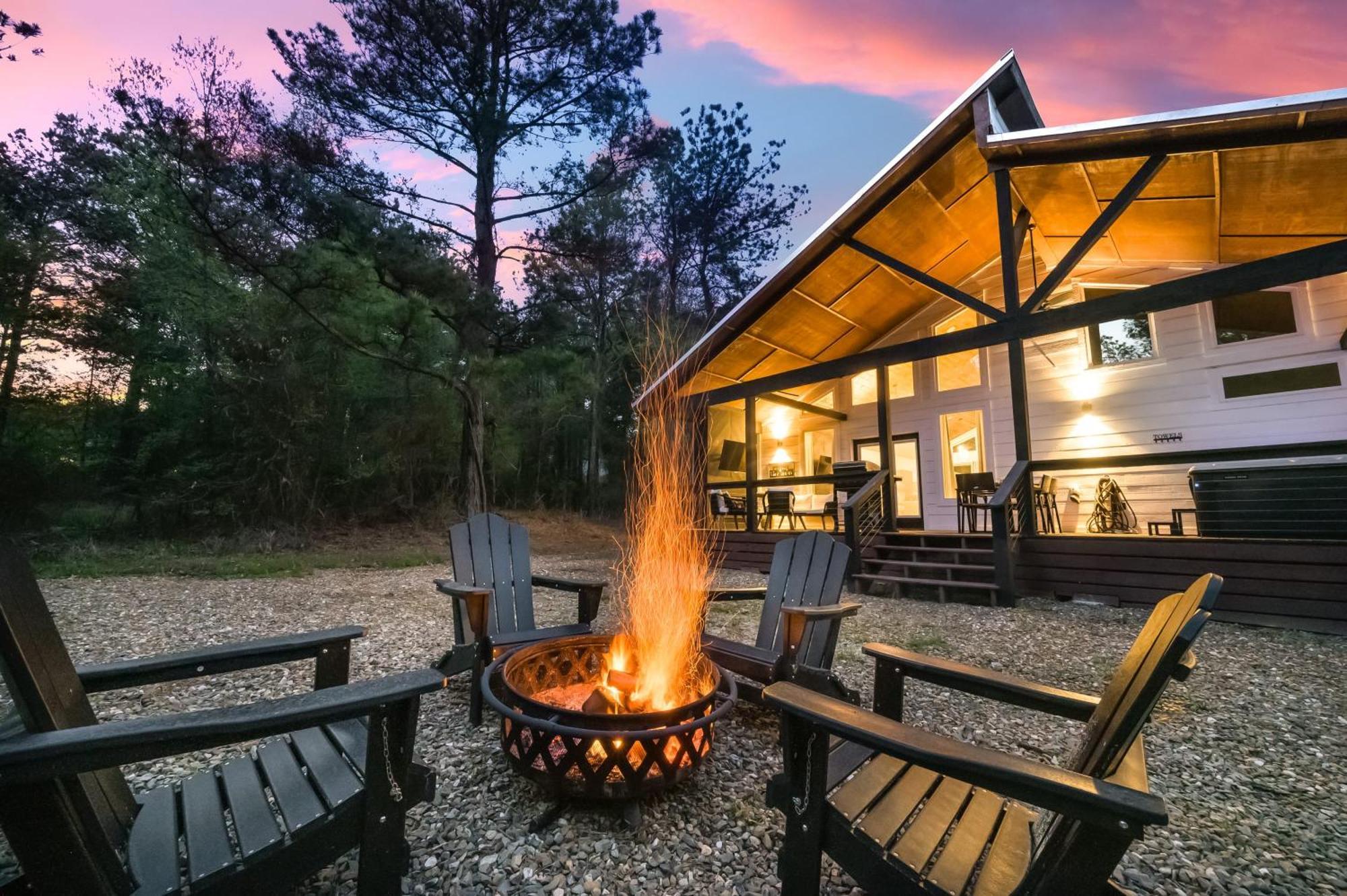 New Farmhouse-Chic Cabin With Hot Tub & Firepit 布罗肯鲍 外观 照片